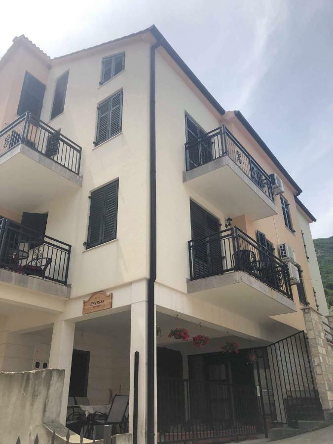 Apartmani Petrija Prčanj Eksteriør billede